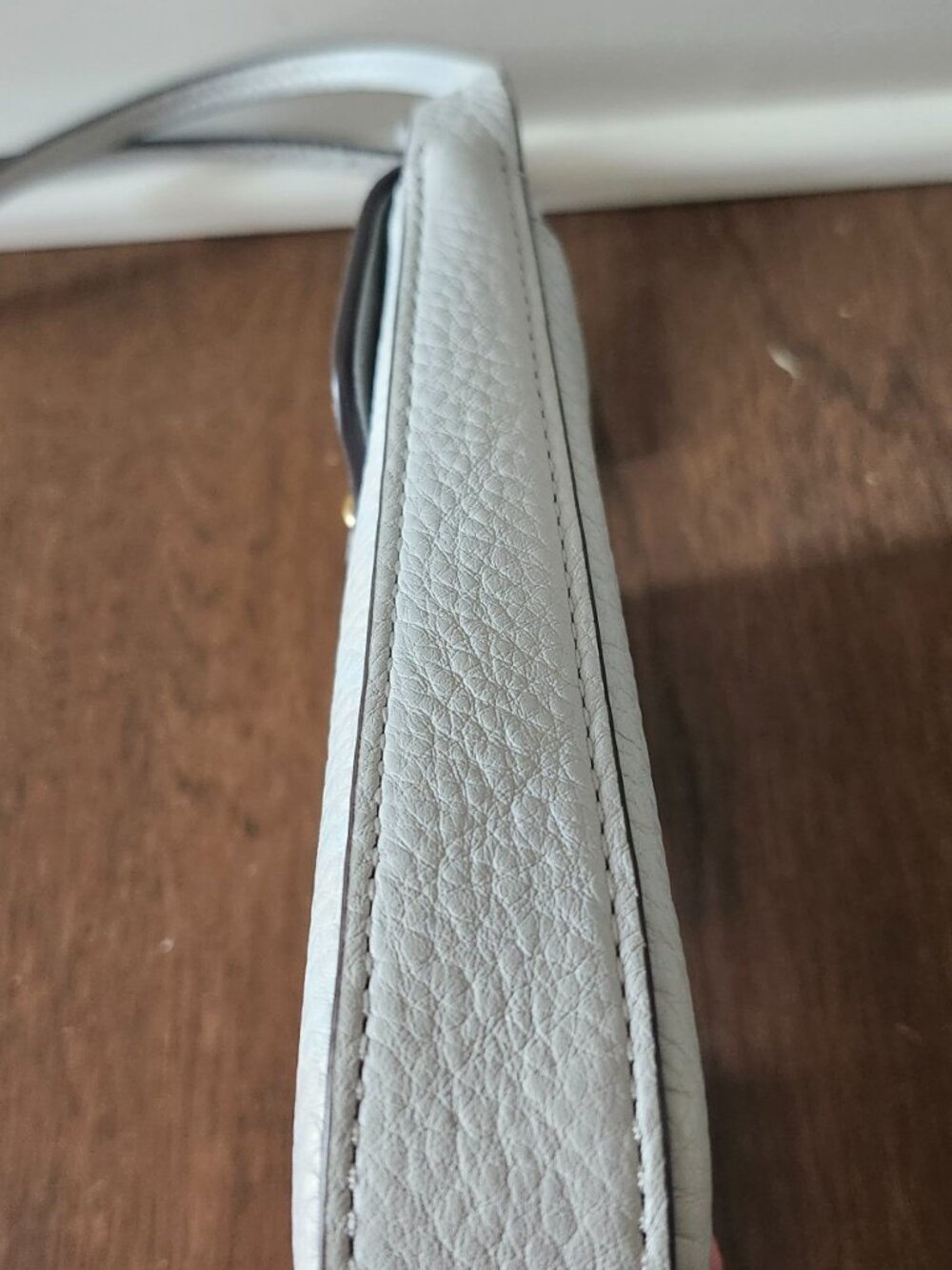 Tory Burch Phone Crossbody Bag – Light Gray Leather – Gold Logo – EUC - Picture 5 of 16
